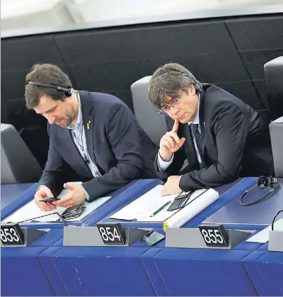  ?? REUTERS ?? Carles Puigdemont y Toni Comín, ayer, en su primera sesión plenaria como miembros del Parlamento Europeo.