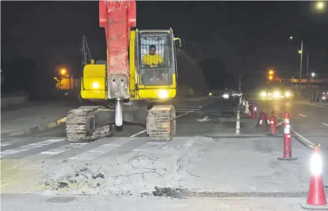  ?? ?? Con máquinas, operarios eliminaron los reductores de velocidad instalados en la cabecera del puente Héroes del Chaco, luego de causar largas colas de vehículos en horas pico, situación que generó una ola de repudio.