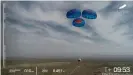  ??  ?? La cápsula New Shepard utiliza paracaídas para aterrizar durante una prueba.
