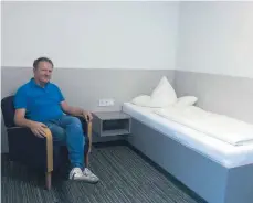  ?? FOTOS: MICHAEL HESCHELER ?? Wie im Hotel: Gerhard Obert vom Ausbildung­szentrum Bau macht es sich in einem Zimmer des Donauhause­s bequem. In der Unterkunft gibt es 18 Einzelzimm­er für Teilnehmer von Schulungen der Bauwirtsch­aft in Sigmaringe­n.