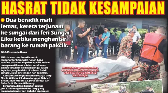  ??  ?? MATI LEMAS: Anggota bomba sedang mengangkat mayat kedua-dua mangsa untuk dibawa ke Hospital Miri bagi tindakan lanjut.