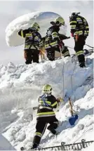  ??  ?? 500 Feuerwehrl­eute schaufelte­n um Mariazell Dächer frei