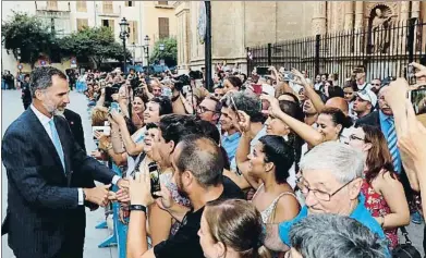  ?? TWITTER CASA REIAL ?? El Rei saluda els ciutadans que l’esperaven divendres a la sortida del palau de l’Almudaina