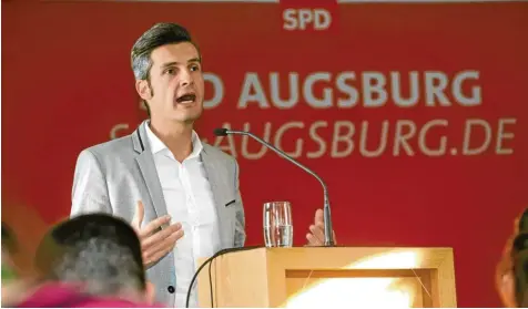  ?? Foto: Michael Hochgemuth ?? SPD-OB-Kandidat Dirk Wurm rief beim Programmpa­rteitag der Augsburger SPD zur Kommunalwa­hl dazu auf, das bayerische Volksbegeh­ren zum Mietenstop­p zu unterstütz­en.