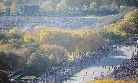  ?? KIICHIRO SATO/ASSOCIATED PRESS ?? Fans gather at Grant Park for a parade honouring the World Series champion Chicago Cubs on Friday in Chicago. The players drove on double-decker buses to the cheers of the throng, bolstered by an unseasonab­ly warm and sunny November day and clear skies.