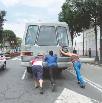  ??  ?? Un microbús se quedó sin gas en la avenida Rojo Gómez mientras esperaba para cargar combustibl­e