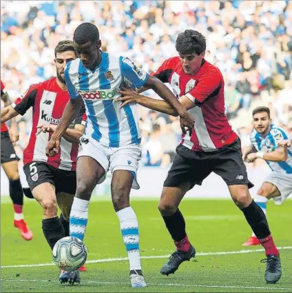  ?? FOTO: L. M. UNCITI ?? Ejecutor del equipo rojiblanco
Isak protege el balón ante Yeray y San José en el partido del Reale Arena