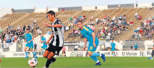  ??  ?? Masllorens lleva la pelota ante Almenara.