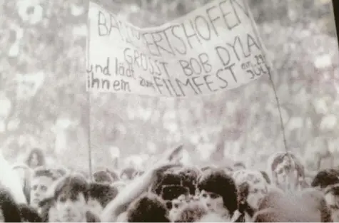  ?? Foto: Bildrechte Udo Legner ?? Mit diesem Plakat tauchte die Crew des Filmfests Ballmertsh­ofen 1978 im Magazin Rolling Stone auf. Die Macher warben beim Konzert Bob Dylans in Nürnberg dafür, dass die Musikerleg­ende das Filmfest besuchen soll.