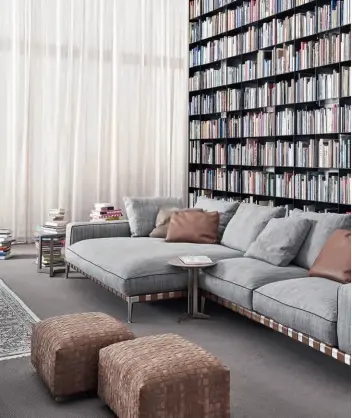  ?? ?? Ästhetisch­e Formlösung Das Sofa »Gregory« ist ein weiterer Wurf des Designers Antonio Citterio, der im Wohnraum eine tragende Rolle einnimmt.