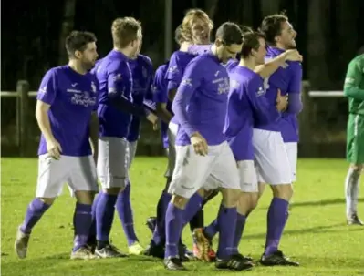  ?? FOTO KOEN FASSEUR ?? De spelers van Zandhoven vieren een doelpunt in de derby tegen Pulle.