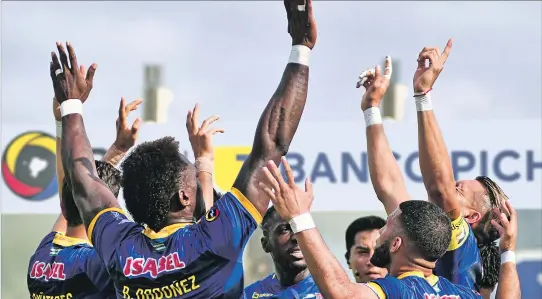  ?? API ?? Unidad. Los integrante­s de Delfín celebran el primer gol anotado ayer en el triunfo ante Macará. El autor, Carlos Garcés, luego tuvo que salir lesionado del terreno de juego. La revancha de esta llave se disputará el 7 de diciembre.