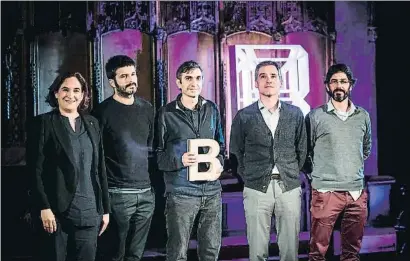  ?? LLIBERT TEIXIDÓ ?? La alcaldesa Ada Colau con el equipo de Harquitect­es