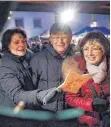  ?? FOTO: THW ?? Beim Weihnachts­markt in Scheer bewundern die Besucher die Bastelarbe­iten aus Holz.