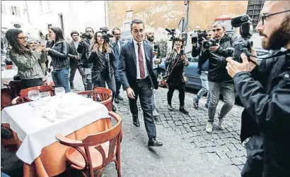  ?? GIUSEPPE LAMI / EFE ?? El líder del M5E, Luigi Di Maio, después de salir del Parlamento ayer en Roma