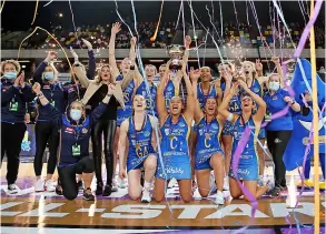  ?? PICTURE: Taka Wu/matchroom Multi Sport ?? Team Bath Netball celebratin­g their British Fast5 All-stars success