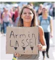  ?? FOTO: DPA ?? Botschaft für Ministerpr­äsident Armin Laschet: „Armin Lasset“.