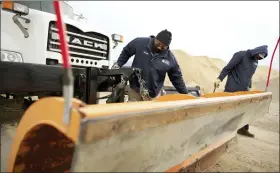  ?? STEPHEN M. KATZ — THE VIRGINIAN-PILOT VIA AP ?? Virginia Beach, Va., Public Works crews prepare Thursday morning for snow from an impending winter storm.