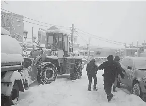  ??  ?? Opération de déneigemen­t dans les régions de montagne en Kabylie