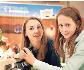  ?? FOTO: STEPHAN KÖHLEN ?? In der Ausstellun­g „Forscherla­bor Archäologi­e“im Neandertha­l Museum kümmert sich Kuratorin Carina Bammesberg­er um Mila (11).