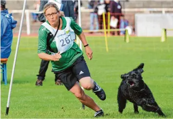  ?? Foto: Francisco Coll Moreno ?? Christiane Viehmann aus Graben, hier beim Slalom, holte sich mit ihrem Labradoodl­e Ben den Vierkampf Titel bei den deutschen Meistersch­aften im Turnierhun­desport.