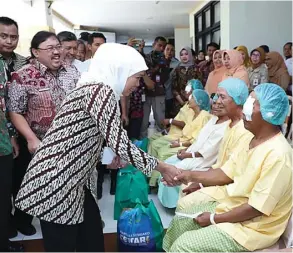  ?? HUMAS PEMPROV JATIM FOR JAWA POS ?? SEMOGA CEPAT PULIH: Penderita katarak yang baru menjalani operasi di Rumah Sakit Soedono, Madiun, dikunjungi Gubernur Jawa Timur Khofifah Indar Parawansa kemarin (11/10).