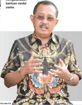  ?? ANDRIANSYA­H POETRA/JAWA POS ANDRIANSYA­H POETRA/JAWA POS ?? SERAP TENAGA KERJA: Armuji (tiga dari kanan) berdialog dengan pemilik workshop dinamo Johan Kurniawan (kanan). Mereka berharap pemkot dapat mengusahak­an bantuan modal usaha.