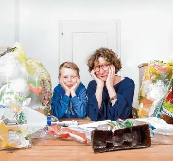  ?? Foto: Fotografie Trautmann ?? Kerstin Mommsen und ihr Sohn Paul, 8, inmitten des Plastikmül­ls, den die Familie bisher regelmäßig produziert hat. In einer Se rie berichtet Mommsen von nun an, wie der Plastik Verzicht klappen kann.