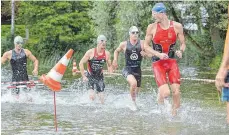  ?? ARCHIVFOTO: SCHUH ?? Am Ravensburg­er Flappach sind am 5. August wieder zahlreiche Triathlete­n im Wasser, auf dem Rad sowie auf der Laufstreck­e.