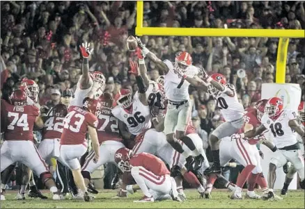  ?? Gina Ferazzi Los Angeles Times ?? GEORGIA LINEBACKER Lorenzo Carter (7) deflects a 27-yard field-goal attempt by Oklahoma’s Austin Seibert during the second overtime period of the Rose Bowl game to help the Bulldogs rally from a 17-point deficit and win 54-48.