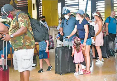  ?? /AFP ?? Los turistas
fueron llevados al Centro de Convencion­es de Cancún