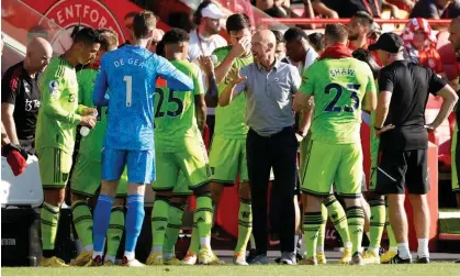  ?? John Sibley/Action Images/Reuters ?? The Manchester United manager, Erik ten Hag, talks with his players during a cooling break in the defeat against Brentford. Photograph: