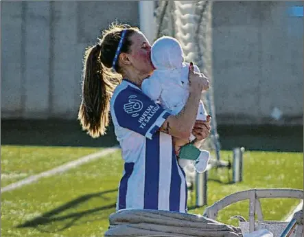 ?? FOTO: TWITTER ?? La jugadora del filial del Sporting Huelva ha anotado dos ‘hat-tricks’ seguidos en sus dos partidos después de convertirs­e en madre