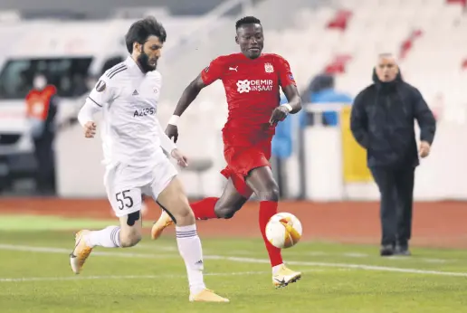  ??  ?? Qarabag’s Badavi Huseynov (L) in action with Sivasspor’s Casimir Ninga during a Europa League match in Sivas, central Turkey, Nov. 5, 2020.