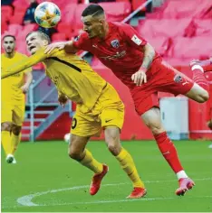  ?? Foto: Roland Geier ?? Erneut gefordert: Maximilian Wolfram (rechts) und der FC Ingolstadt spielen am Dienstagab­end daheim gegen Eintracht Braunschwe­ig.