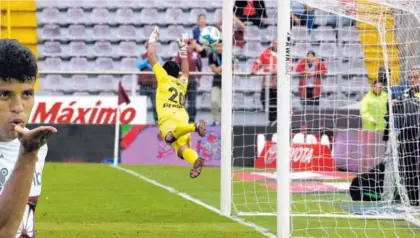  ?? D.MÉNDEZ ?? Bryan Rodríguez voló para la foto porque por más que se estíró no pudo sacar el golazo de Marvin.