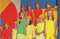  ?? FOTO: TANJA JAPS ?? Die Grundschül­er des Montessori-Bildungsha­uses in Aach-Linz singen beim Schulfest ein Lied über Farben.