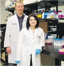  ?? THECANADIA­NPRESS ?? Professor Jeroen De Buck and PhD student Marija Drikic developed a quick way to test humans and animals for infections.