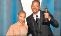  ?? EFE ?? Will Smith muestra su Oscar con su mujer, Jada Pinkett.