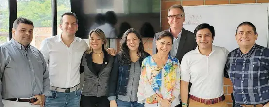  ?? FOTO CORTESÍA ?? Los precandida­tos Alfredo Ramos, Nataly Vélez, Ana Cristina Moreno y Jaime Mejía acompañado­s por dirigentes del Centro Democrátic­o.