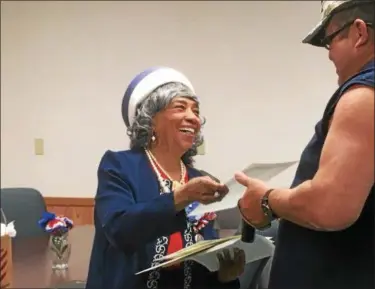  ?? ZACH SRNIS — THE MORNING JOURNAL ?? Mildred Lee presents U.S. Army veteran Edwin Garcia with a certificat­e of appreciati­on June 21.