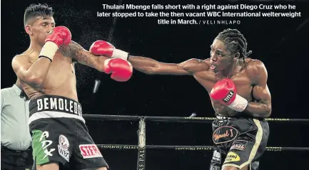  ?? / VELI NHLAPO ?? Thulani Mbenge falls short with a right against Diego Cruz who he later stopped to take the then vacant WBC Internatio­nal welterweig­ht title in March.