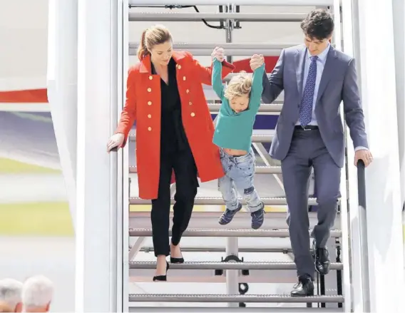  ?? FOTO: REUTERS ?? ►► El premier canadiense Justin Trudeau, junto a su esposa e hijo, llegan a la cumbre del G20, el jueves.