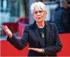  ?? STEFANIE LOOS / AFP / GETTY IMAGES ?? Joan Baez speaks to journalist­s on the red carpet upon arrival for the film “Joan Baez: I Am a Noise” during the 73rd Berlinale on Feb. 17 in Berlin.