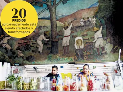  ?? /CUARTOSCUR­O ?? Murales de Diego Rivera se encuentran entre los locales comerciale­s del mercado Abelardo L. Rodríguez