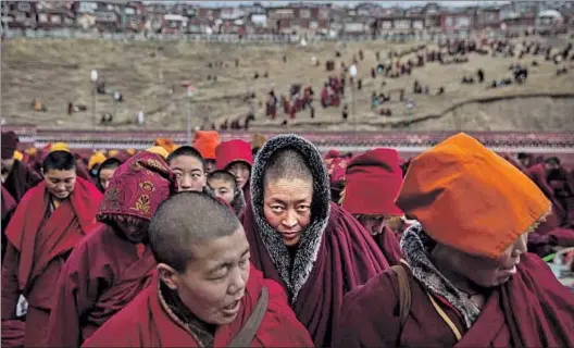  ?? KEVIN FRAYER / GETTY ?? Vínculo. El Dalái Lama (en la imagen, monjes tibetanos)
subraya la relación entre budismo y cristianis­mo en la
figura de Buda-Josafat