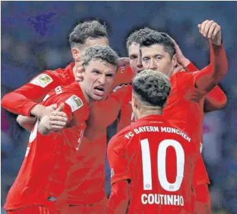  ?? FOTO: RONNY HARTMANN/AFP ?? Die Bayern um Thomas Müller (li.) jubeln nach dem vorentsche­idenden 1:0.