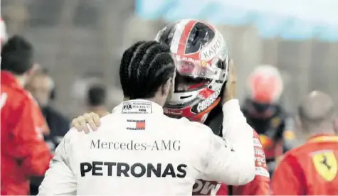  ?? AP ?? Sieger Lewis Hamilton (v.) spendet dem unglücklic­hen Charles Leclerc nach dem Rennen Trost.