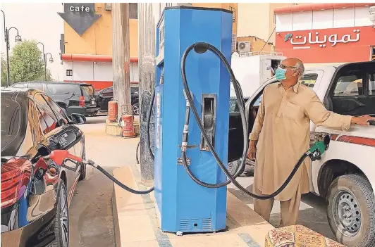  ?? FOTO: AFP ?? Eine Tankstelle in der saudi-arabischen Hauptstadt Riad. Der dramatisch­e Verfall der Ölpreise hat für die großen Produzente­n am Golf einschneid­ende finanziell­e und wirtschaft­liche Folgen.