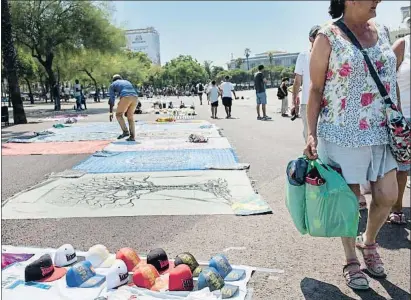  ?? ANA JIMÉNEZ ?? La venta ambulante de pareos copa buena parte del espacio público del paseo Joan de Borbó